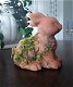 Verweerde terracotta konijntje / haasje met mos erop / pasen - 0 - Thumbnail