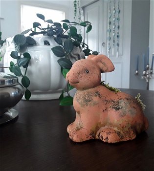 Verweerde terracotta konijntje / haasje met mos erop / pasen - 2