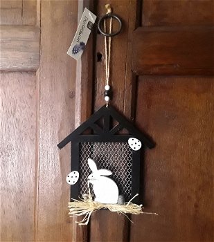 Paasdecoratie - konijntje haasje in houten huisje - Pasen - 0