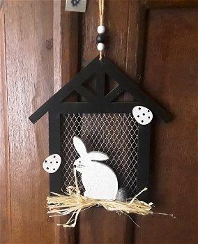 Paasdecoratie - konijntje haasje in houten huisje - Pasen - 1