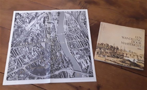 Een wandeling door Maastricht / boek + poster luchtfoto - 1