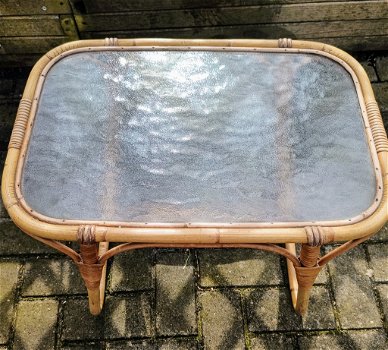 Vintage rotan bijzettafel met origineel gewolkt glas - 1