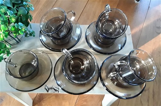 Vintage arcoroc france koffiekopjes van gerookt glas (9 paar) - 4