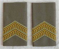 Rang Onderscheiding, Regenjas, Korporaal 1e Klasse, Koninklijke Landmacht, vanaf 2000.(Nr.1)