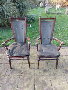 Twee oude stoeltjes.