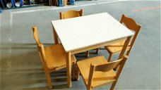 schoolstoeltjes en tafels