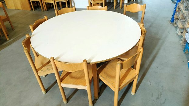 schoolstoeltjes en tafels - 1
