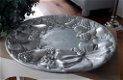 Zilverkleurige schaal met fruitafbeeldingen in reliëf - 1 - Thumbnail