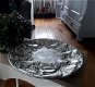 Zilverkleurige schaal met fruitafbeeldingen in reliëf - 3 - Thumbnail