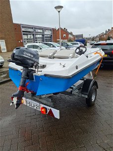 Boot met buitenboordmotor +/- 3.30 x 1.60cm incl.trailer