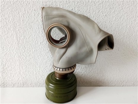 Oud Duits gasmasker DDR - 0