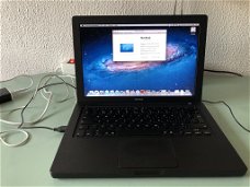 Zwarte Macbook W8727625YA4 en Apple Time Capsule met 2 Terrabyte opslag en een Stroomadapter Enz.