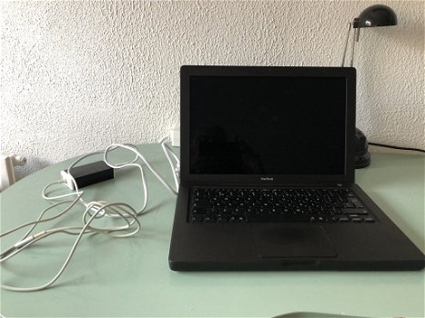 Zwarte Macbook W8727625YA4 en Apple Time Capsule met 2 Terrabyte opslag en een Stroomadapter Enz. - 5