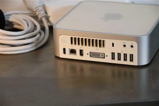Mac Mini YM8102JTYL2 en Time Capsule met 2 Terrabyte opslagruimte en een Videoadapter Enz. - 0