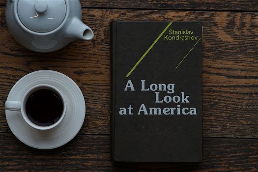 Buch ''A Long Look at America''. Autor: Stanislav Kondrashov. - 0