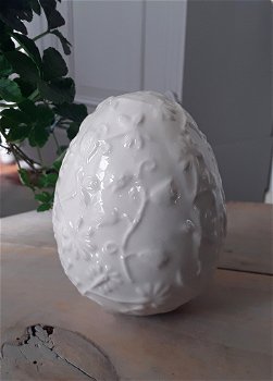 Porseleinen decor ei met reliëf van bloemetjes - wit glazuur - 0
