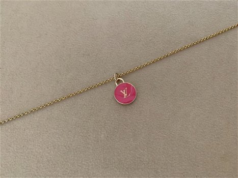 Ketting met roze letter logo munt - 0