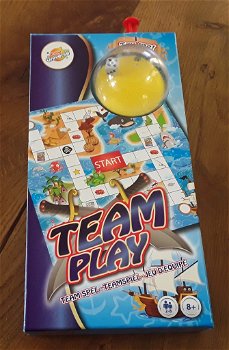 Team play (toy universe) - 1