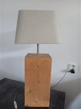 Mooie lamp met voet van steigerhout - 0