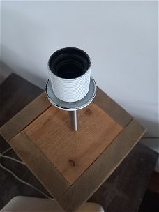 Mooie lamp met voet van steigerhout