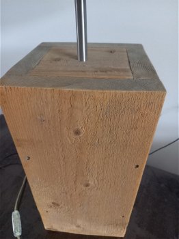 Mooie lamp met voet van steigerhout - 1