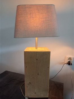 Mooie lamp met voet van steigerhout - 2