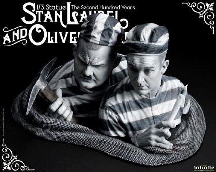 Infinite Stan Laurel and Oliver Hardy statue - 6