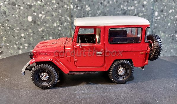 Toyota FJ40 rood/wit 1/24 Motormax - 0