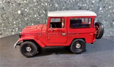 Toyota FJ40 rood/wit 1/24 Motormax