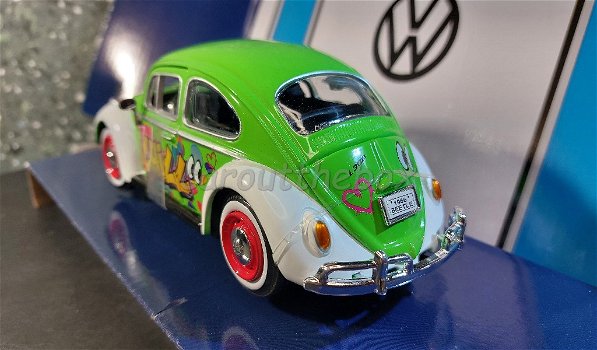 Volkswagen Kever graffiti groen 1/24 Motormax - 2