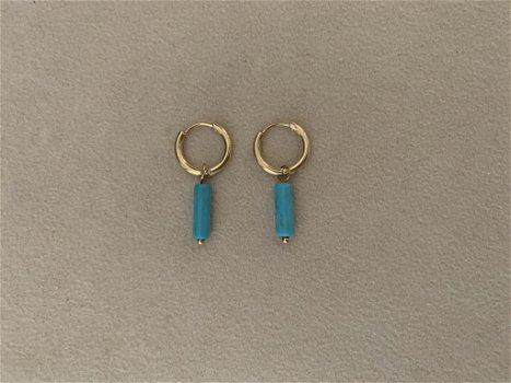 Kleine gouden hoop oorbellen met turquoise blauwe staafjes - 0