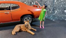 Diorama figuur Outdoor - 702 Girl & dog 1:18 Amer. diorama AD465