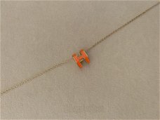 Gouden ketting met oranje letter hanger h rvs verguld