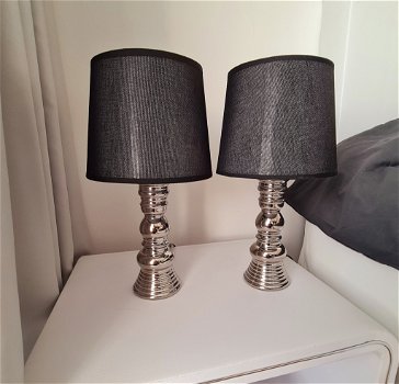 2x Tafellamp met zilveren voet en zwarte kap - 0