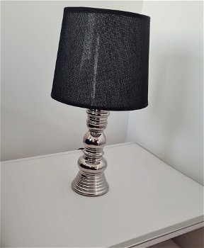 2x Tafellamp met zilveren voet en zwarte kap - 1
