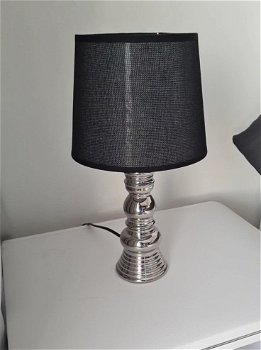 2x Tafellamp met zilveren voet en zwarte kap - 2