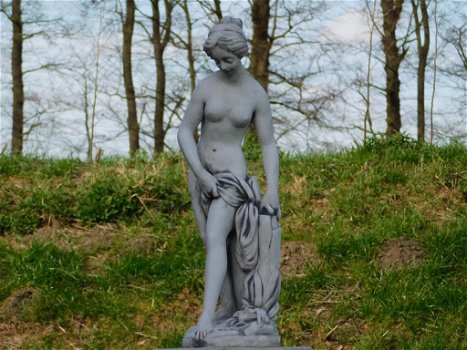 elegante vrouw als tuinbeeld - 4