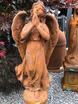 tuinbeeld van een engel ,geborgenheid - 2
