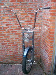 Harley twincam 7cm verlaagde deuce voorvork met risser, stuur, koplamp, as, wiel, band, spatbord.