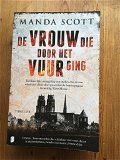 Manda Scott met De vrouw die door het vuur ging