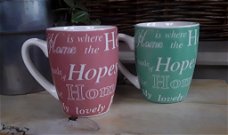 2 grote mokken / bekers met tekst, o.a. home heaven hopes dreams