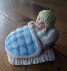 Porseleinen beeldje van kindje/meisje op bed