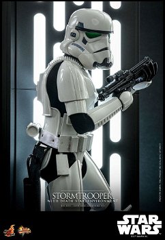 Hot Toys Star Wars Stormtrooper With Death Star MMS736 - 2