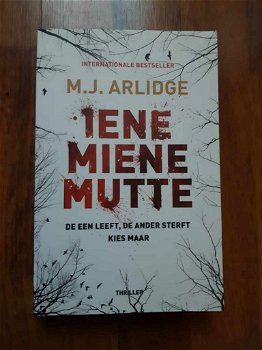 Iene Miene Mutte (M.J.Arlidge) - 0
