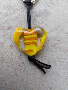 Handgemaakt hart van glas geel met oranje sleutelhanger. - 2