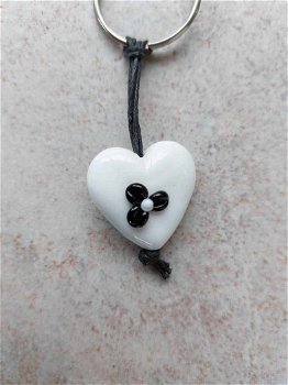 Handgemaakt hart van glas wit met zwarte bloem sleutelhanger - 0