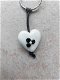 Handgemaakt hart van glas wit met zwarte bloem sleutelhanger - 0 - Thumbnail