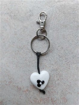 Handgemaakt hart van glas wit met zwarte bloem sleutelhanger - 1