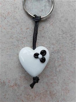 Handgemaakt hart van glas wit met zwarte bloem sleutelhanger - 2