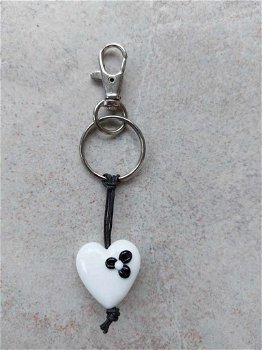 Handgemaakt hart van glas wit met zwarte bloem sleutelhanger - 3